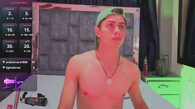 Show modela LeoMonnroe na web-kameri