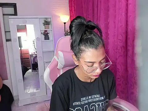 Chatroom XXX en direct de KarlaSlutSkinny__