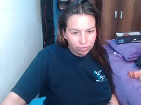 layanafuckass' Live XXX Chat