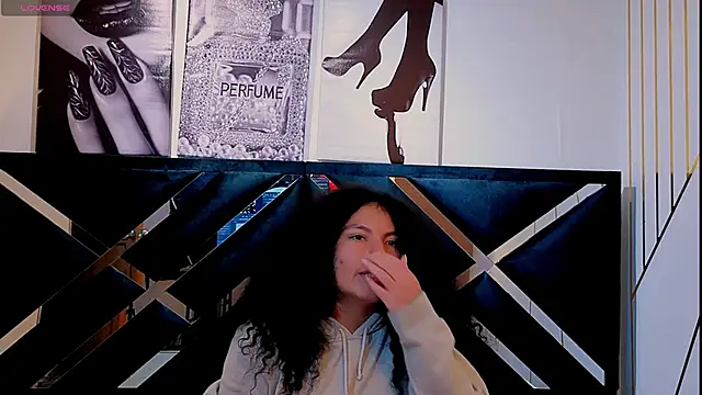 Chatroom XXX en direct de Zoe-yanin