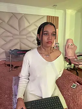 Chat +18 de coraline_vera ao vivo