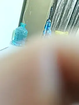 Ajzee: διαδικτυακό σόου στην κάμερα