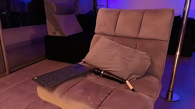 mandi4pole_ Live XXX-chat