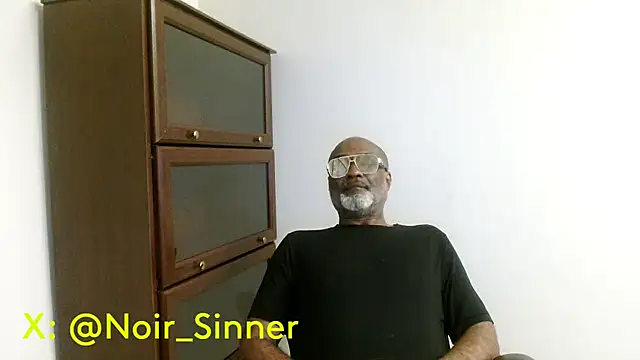 sinnernoir: διαδικτυακό σόου στην κάμερα