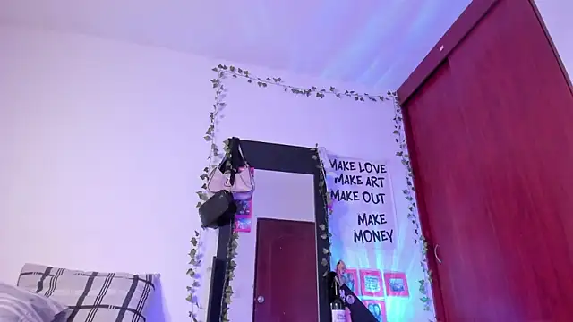 little_kayla_ live XXX chat