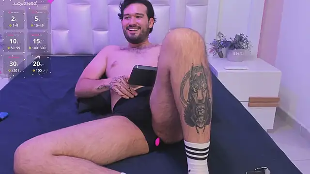 AdrianSith Show in webcam