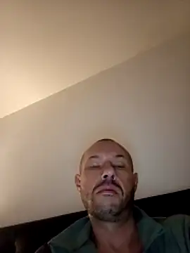 Guitccch: διαδικτυακό σόου στην κάμερα