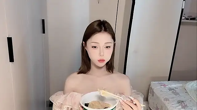 yu-33 élő XXX-chatje