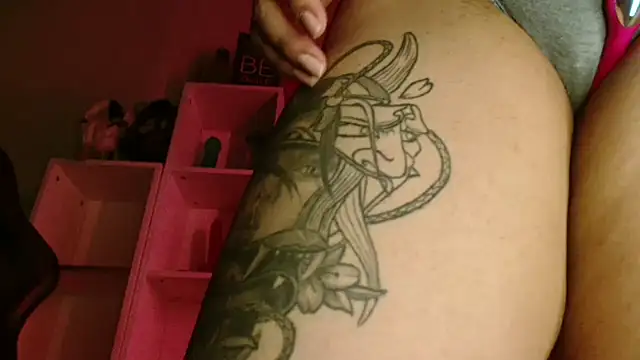 دردشة SmokyDee الجنسية المباشرة