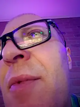 chronic_vibez: διαδικτυακό σόου στην κάμερα