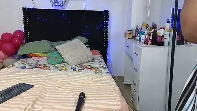 Chatroom XXX en direct de charlotte_077