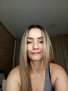 Loly_Horny Adlı Modelin Canlı XXX Sohbeti