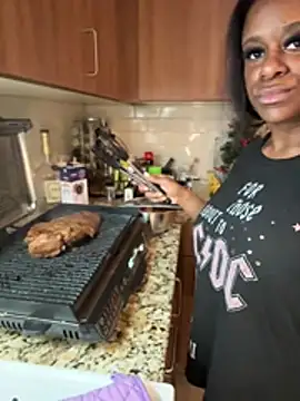 TikaMoon Show in webcam