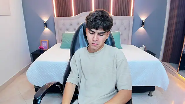 Tommy18__ live XXX chat