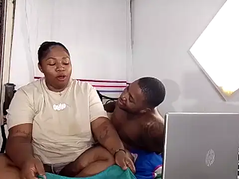 Pertunjukan Kamera Web Mia-Victory