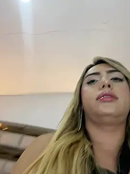 Sara_trans_hot's Webcam Show