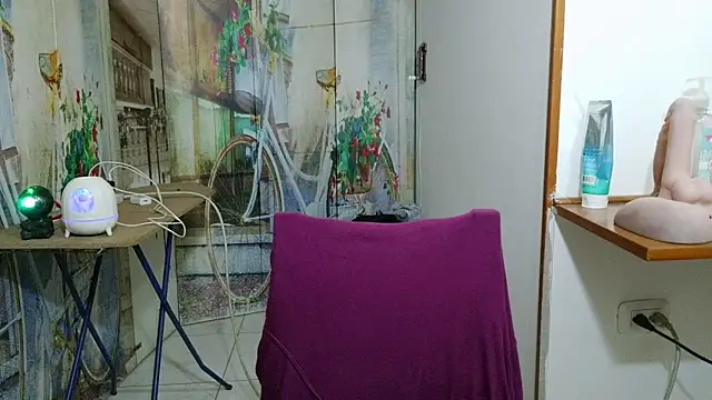 curly_greeneyed's Live XXX Chat