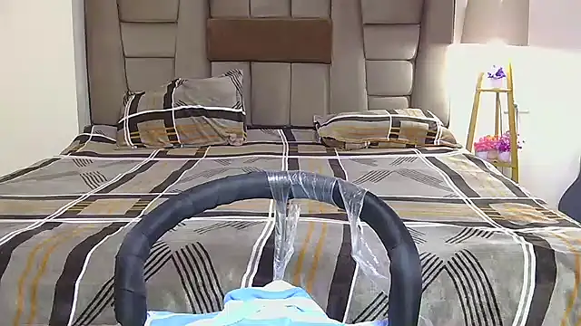 Hey_Jully: διαδικτυακό σόου στην κάμερα