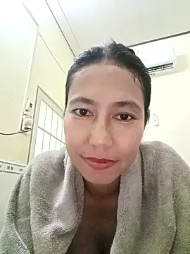 2HotAsain4u: διαδικτυακό σόου στην κάμερα