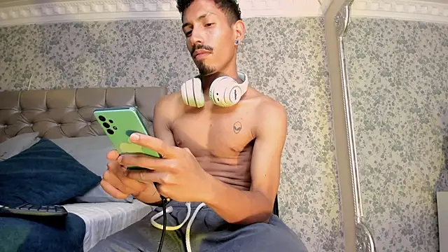 NoaahTylor 即時 XXX 聊天