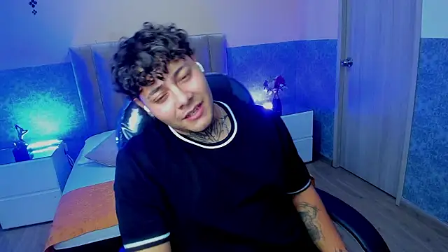 DAMON_SALVATTORE: διαδικτυακό σόου στην κάμερα