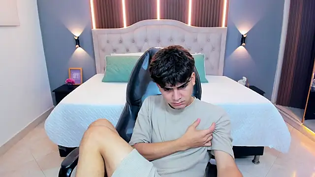 Tommy18__: онлайн-секс-чат