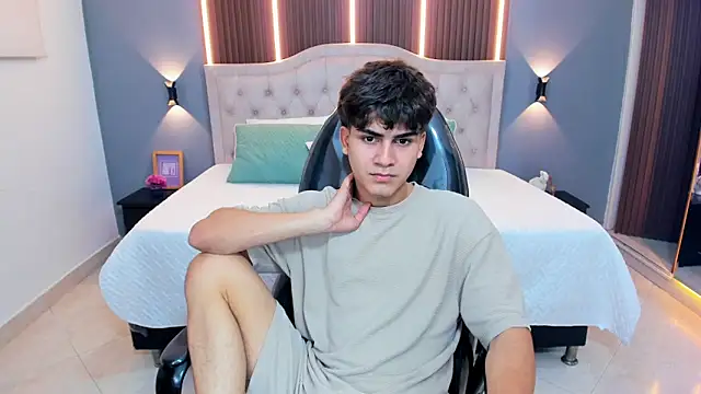 XXX chat uživo modela Tommy18__