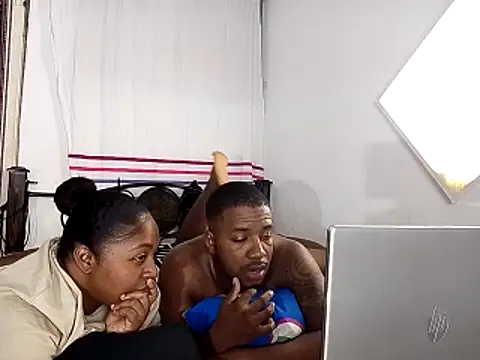 Pertunjukan Kamera Web Mia-Victory