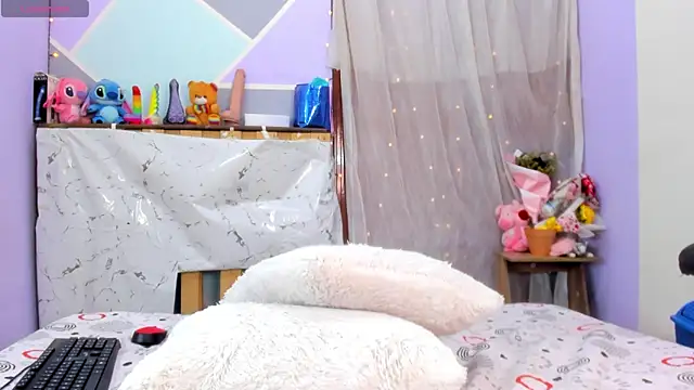 Michellcockxxx Show in webcam