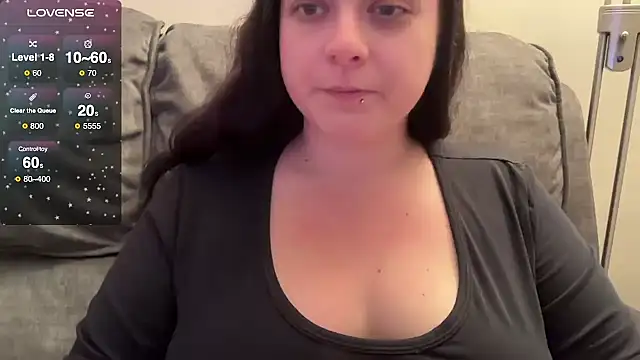 NaughtyWifeUK Show in webcam