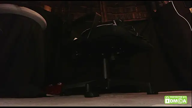 justshutupandwatch: διαδικτυακό σόου στην κάμερα