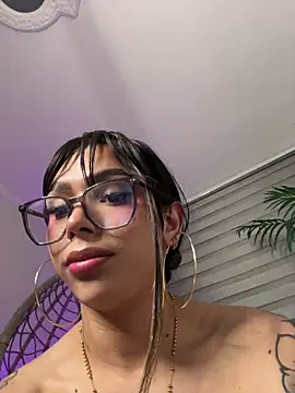 Samantha_Bernardo Show in webcam