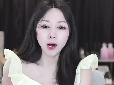 Nuyoah-77's Live XXX Chat