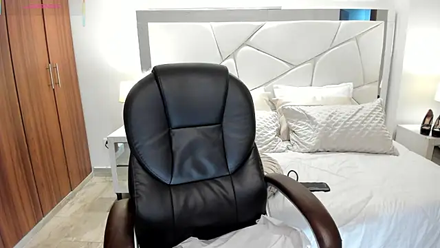 Chat +18 de Natasha_Kiim_ ao vivo