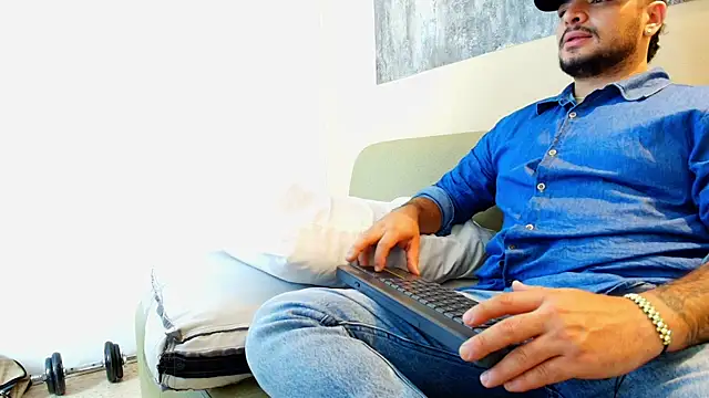 TROY_KIRK: διαδικτυακό σόου στην κάμερα