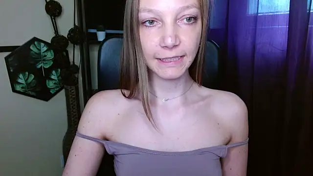 EmillyPlay: онлайн-секс-чат