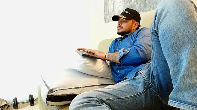 Show modela TROY_KIRK na web-kameri