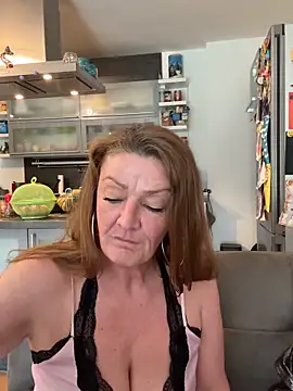 Milf-Gabi: διαδικτυακό σόου στην κάμερα