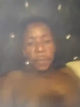 DeeAfric: διαδικτυακό σόου στην κάμερα