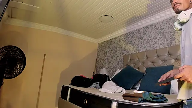 NoaahTylor: διαδικτυακό σόου στην κάμερα