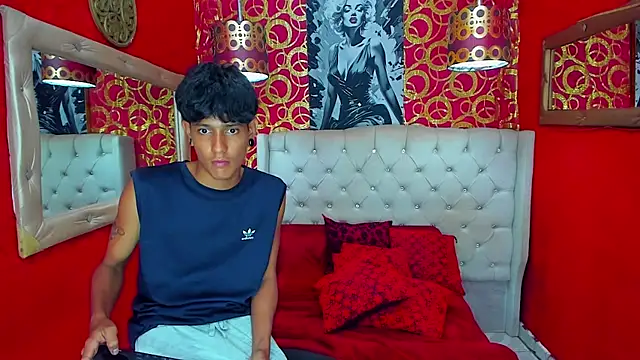 Show de straightyoungpein na webcam