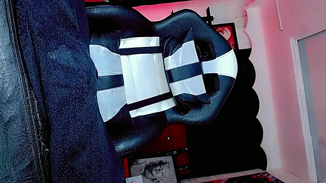 Pertunjukan Kamera Web Yareth_Rouss_