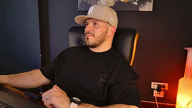 دردشة AngeloEric الجنسية المباشرة