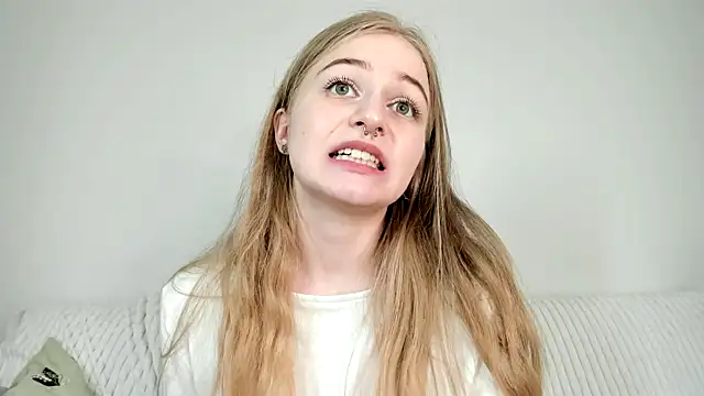 MiaMews' Live XXX Chat