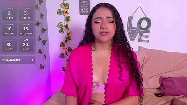 emiily_curly's Live XXX Chat