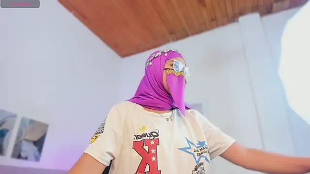 LaylaTemptMe: онлайн-секс-чат