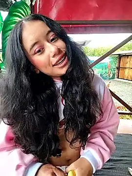 l0lita_emi: διαδικτυακό σόου στην κάμερα