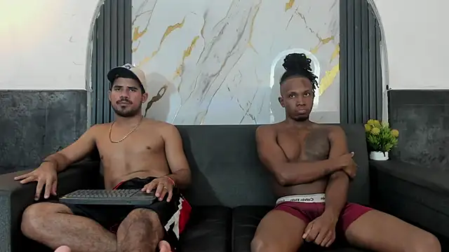 Latins_on_fire Show in webcam