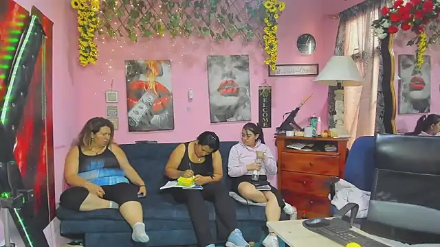 lesbiancuple Show in webcam