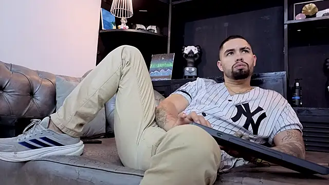 matteosantos Adlı Modelin Canlı XXX Sohbeti